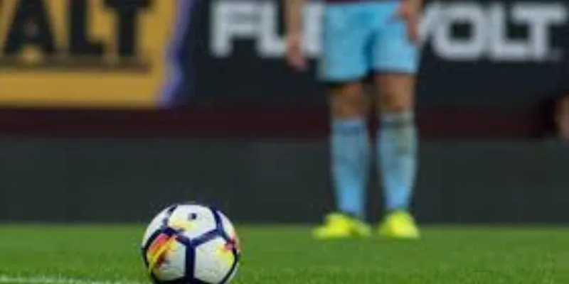 Ảnh hưởng của sân bãi và yếu tố thời tiết.